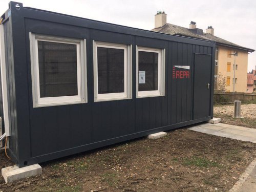 Le cabanon REPR devant l'établissement d'exécution de peine de Bellevue (NE) {JPEG}